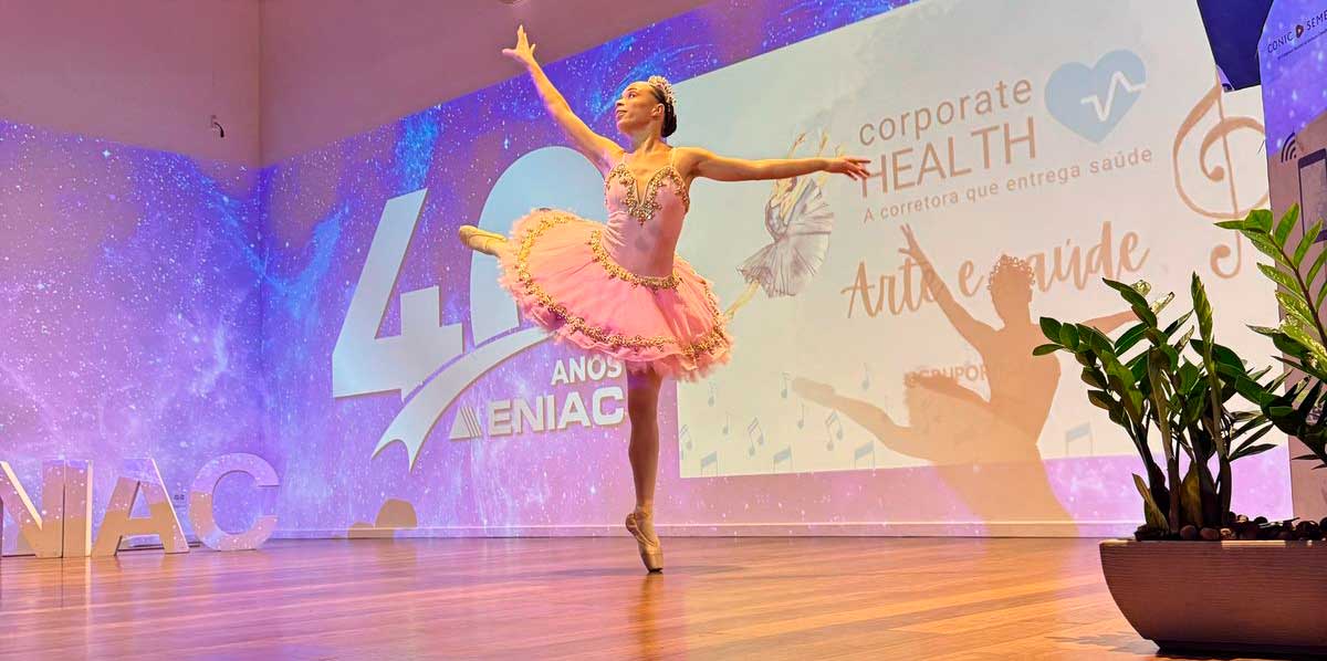 Bailarina Thayna Rolim dançando no palco da Expo RH Centro Universitário 2025.